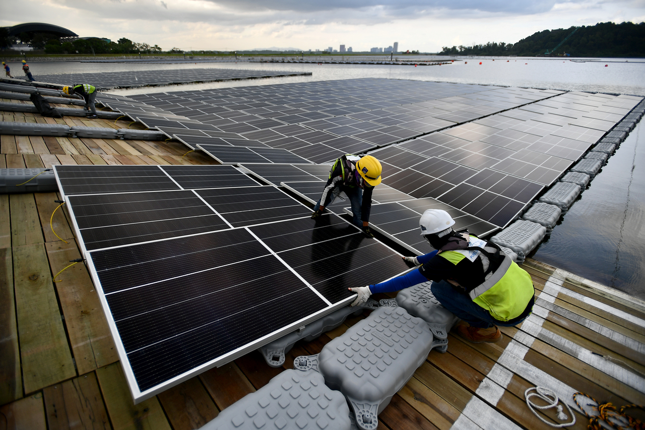 building-singapore-s-largest-floating-solar-farm-world-news-day