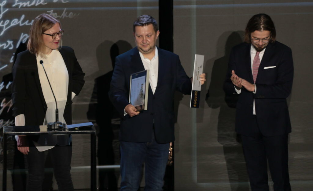 Jacek Harłukowicz receiving the most important journalistic prize in Poland (Photo Credit: Sławomir Kamiński).