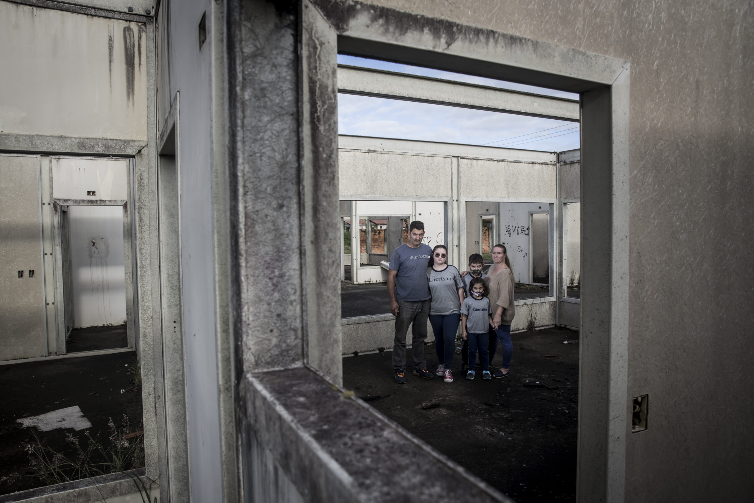 Sérgio and Janete Eberhardt with their three children in what was to be the Alliance Park School, in Terra de Areia, on the North Coast. The unfinished work was part of the Proinfância program, launched 10 years ago by the federal government. André Ávila/Agencia RBS
