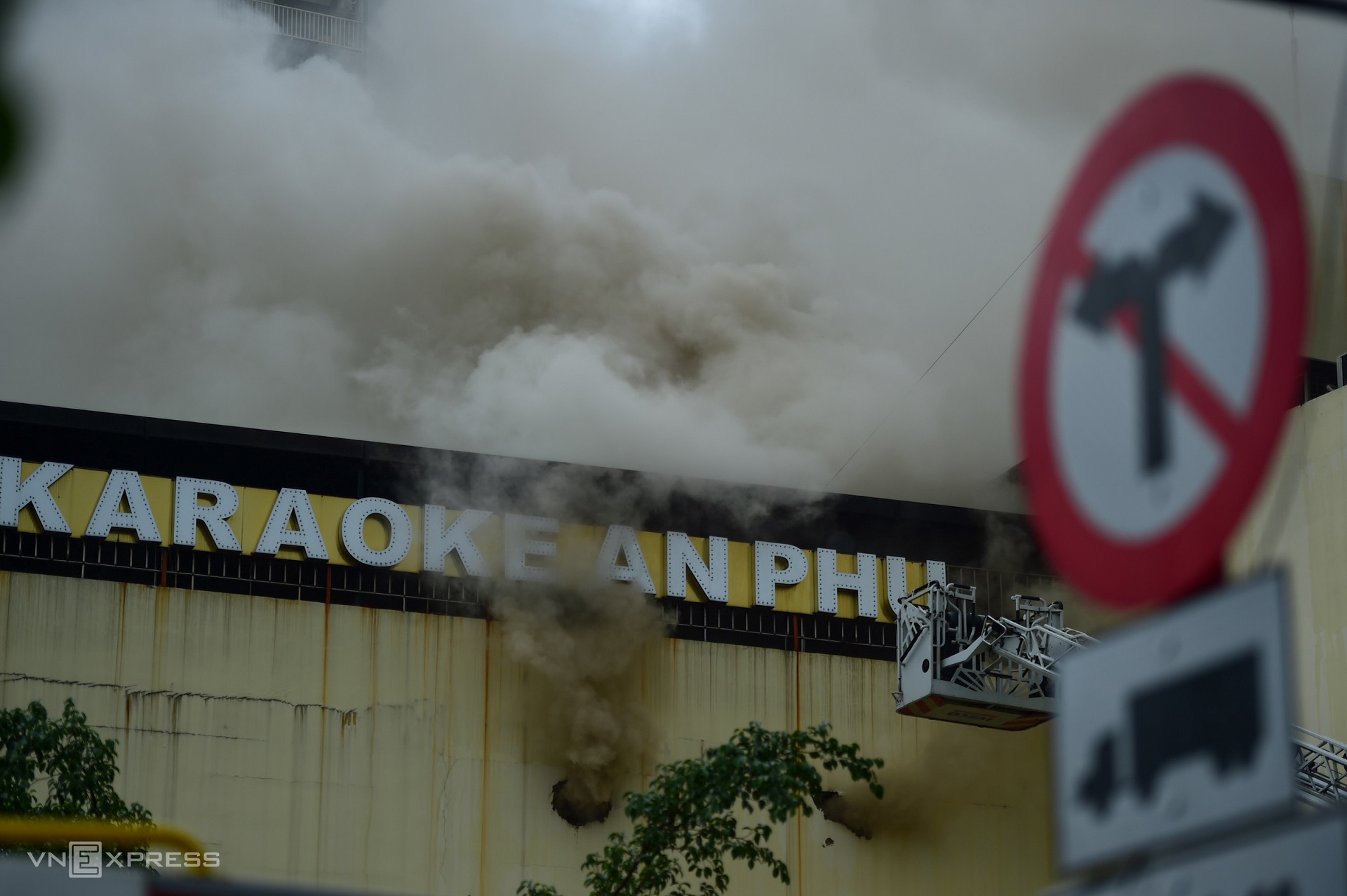 Smoke goes up from inside An Phu karaoke parlor in Binh Duong Province at around noon on September 7, 2022, 16 hours after a fire broke out at the bar and killed 32 people. Credit: VnExpress.