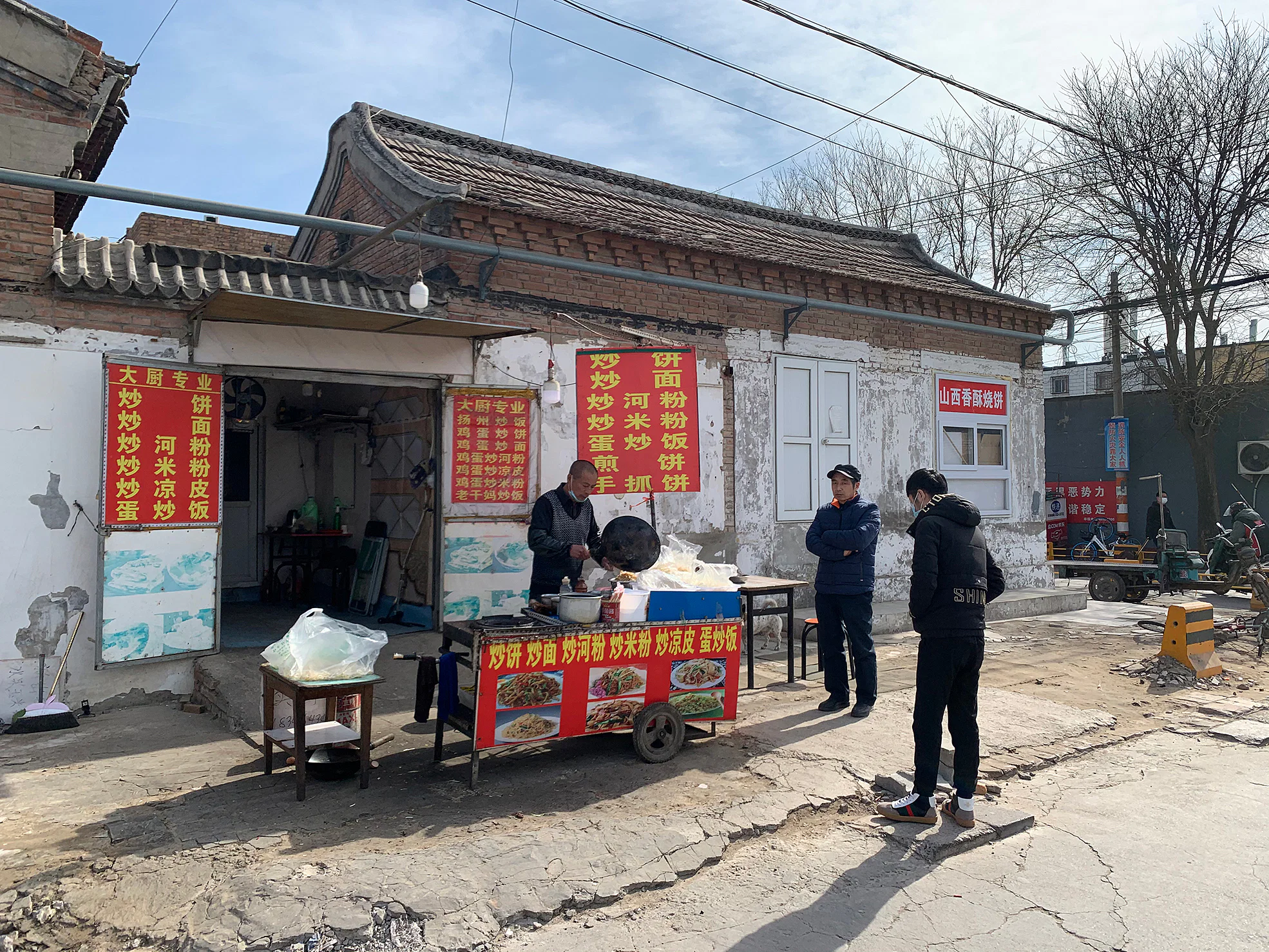 A street vendor gets busy near the Majuqiao market that is a magnet for rural migrants seeking work in the sprawling Chinese capital. Photo: Danson Cheong.
