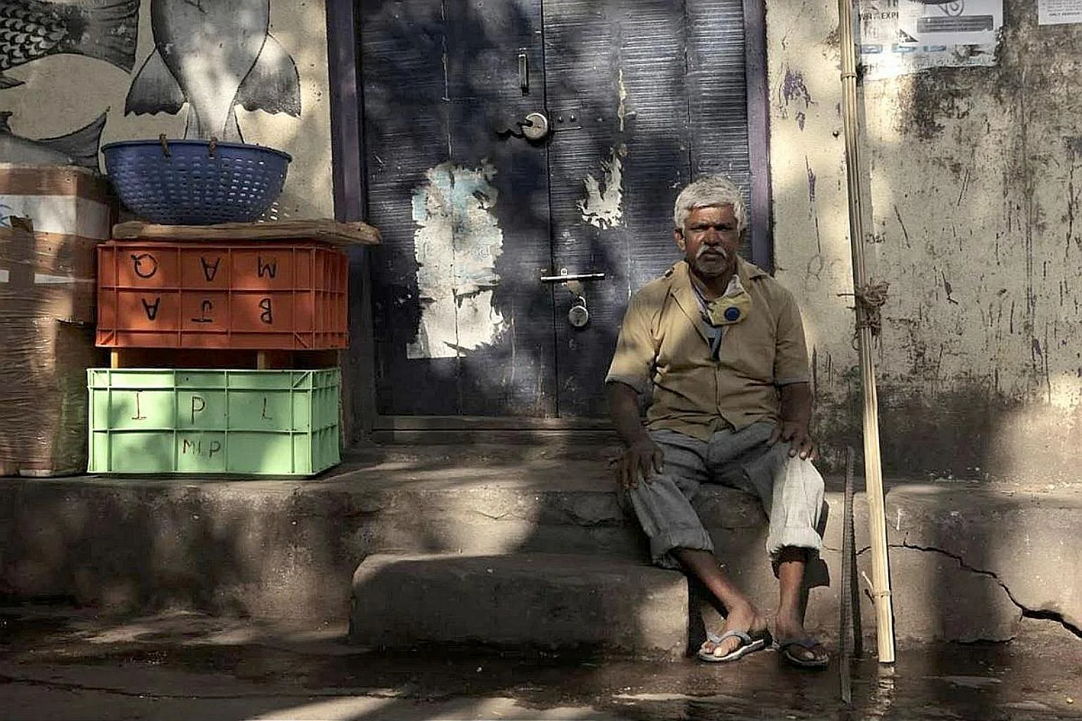 Mr Pedanna G waiting for work at his usual place near the fish market of a middle-class neighbourhood in south Bangalore. Photo: Arvind Dev.
